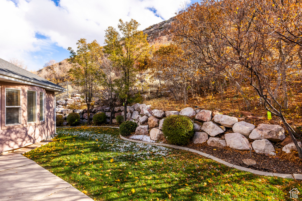 View of yard featuring a mountain view