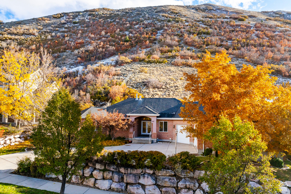 Bird's eye view with a mountain view