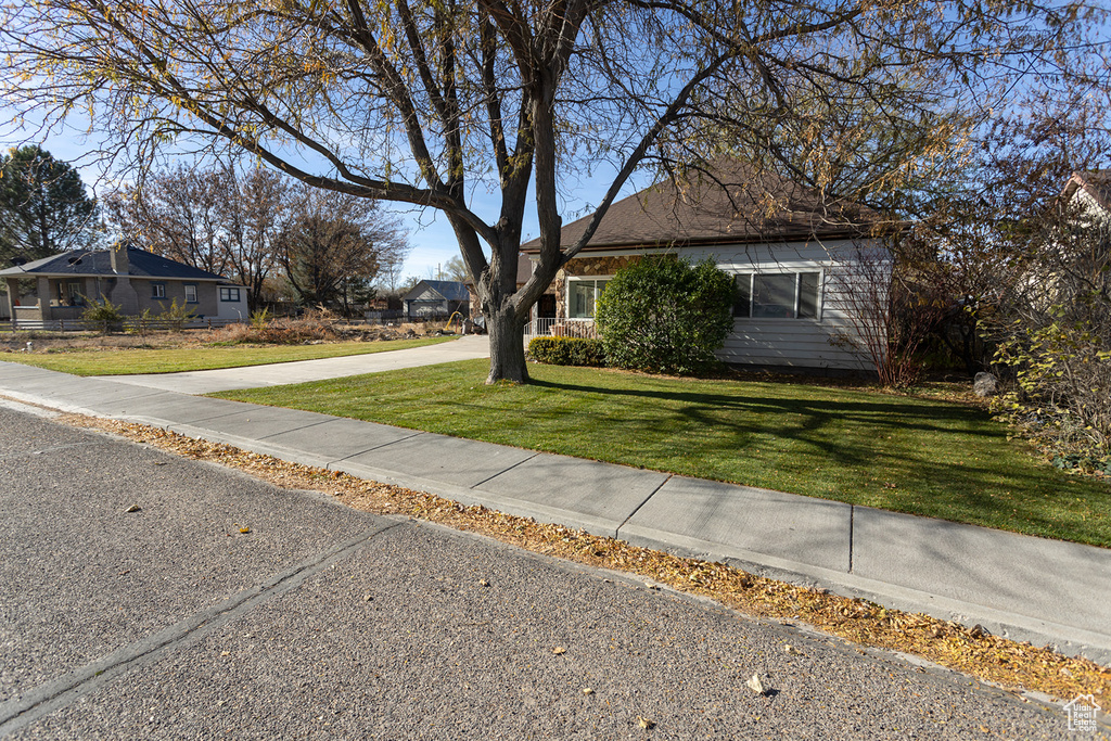 View of front of property featuring a front lawn