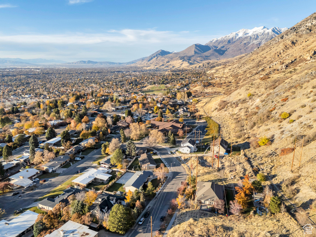 Birds eye view of property featuring a mountain view