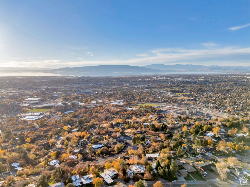 Bird\'s eye view with a mountain view