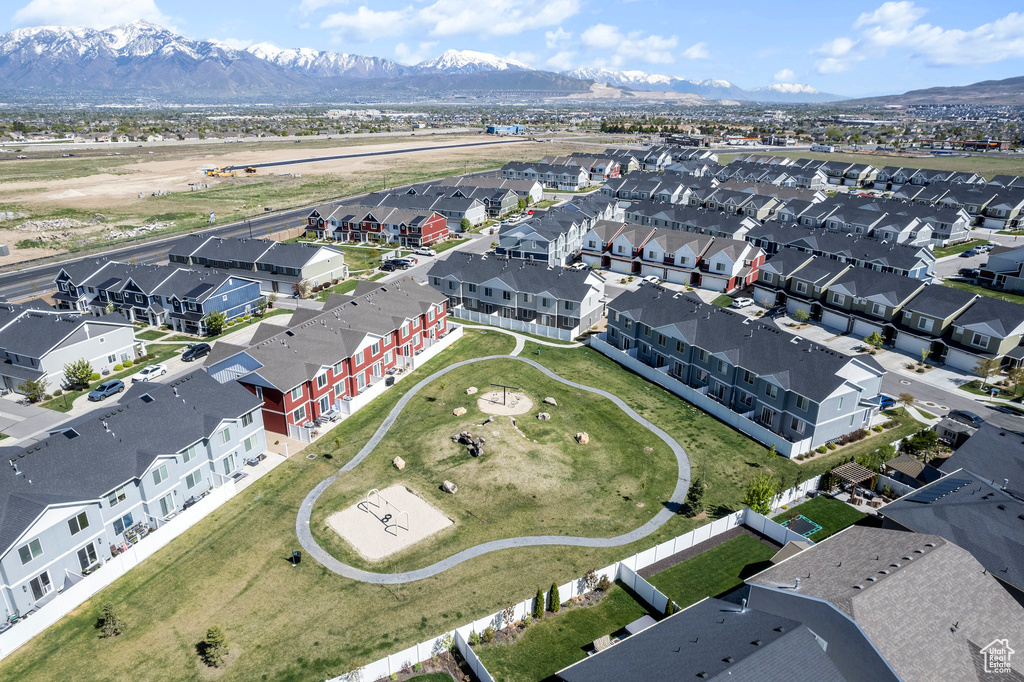 Birds eye view of property featuring a mountain view