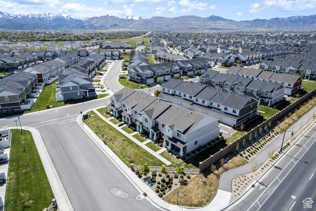 Aerial view with a mountain view