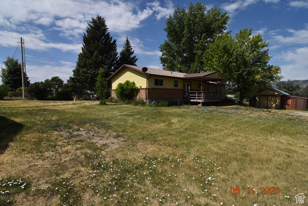 View of grassy yard