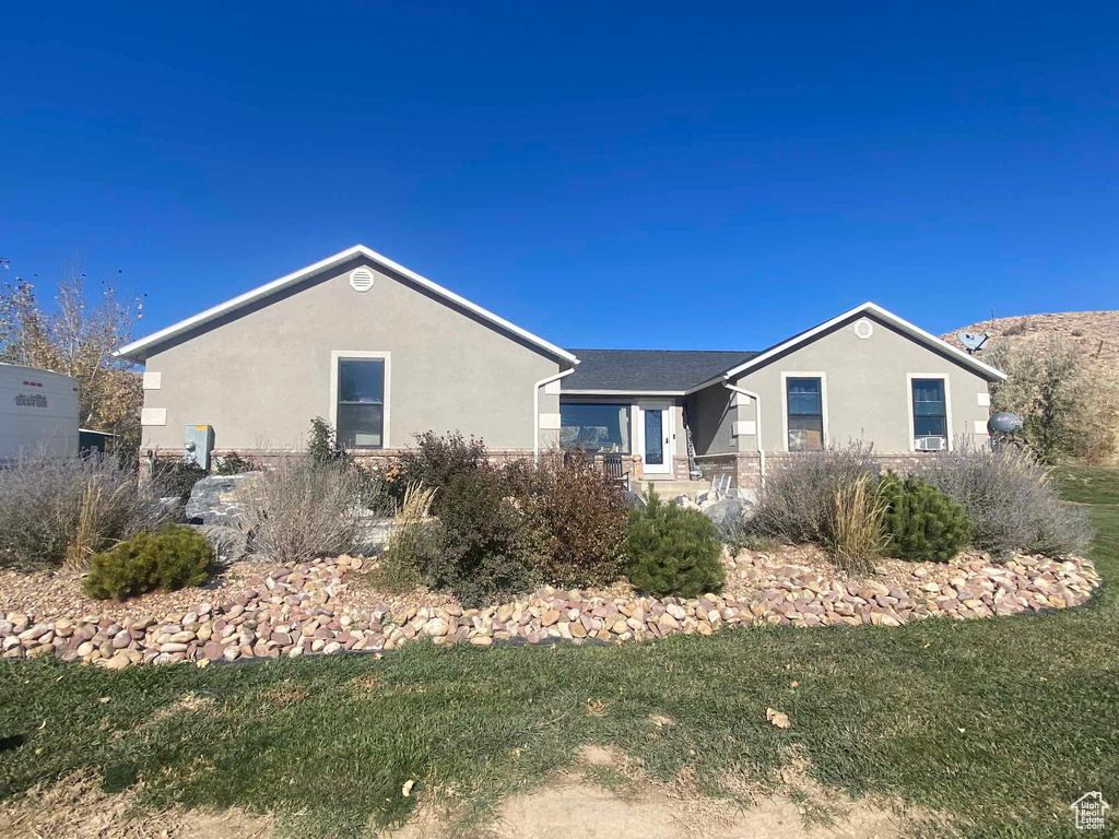 View of front of property featuring a front lawn