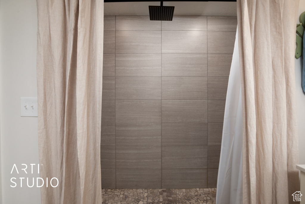 Room details with a shower with curtain