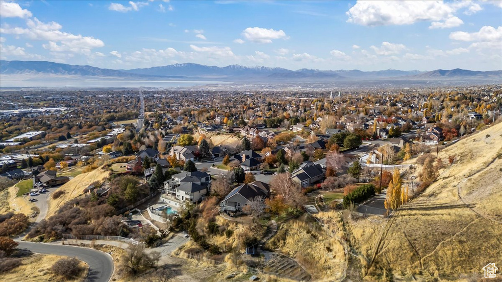 Aerial view with a mountain view