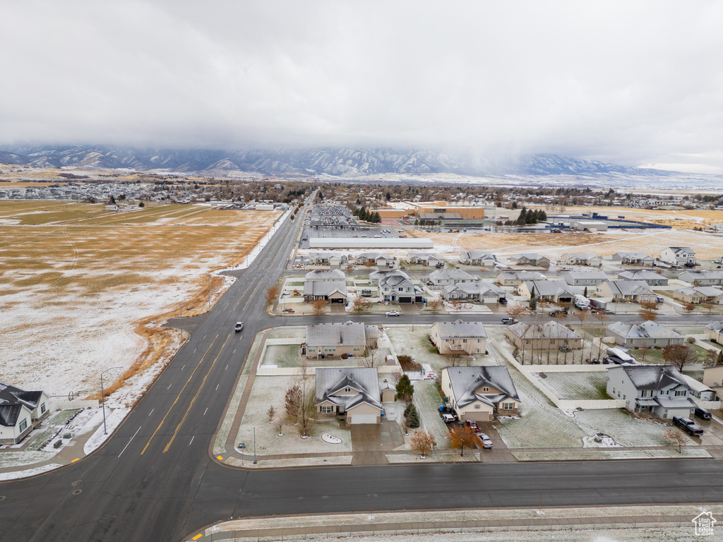 Bird\'s eye view with a mountain view