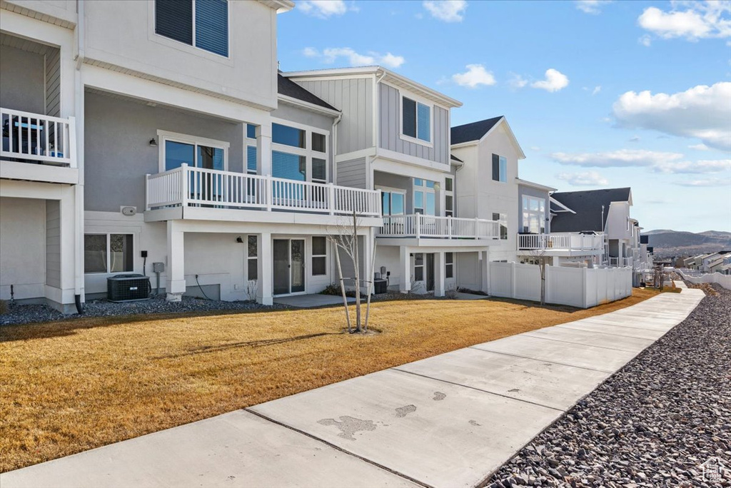 View of home's community featuring a residential view and a lawn