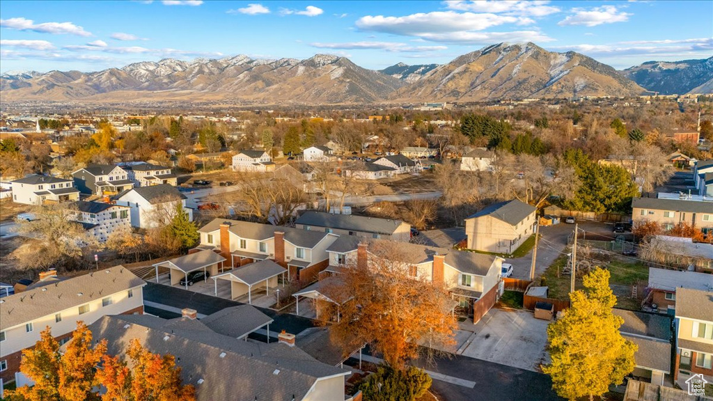 Birds eye view of property featuring a mountain view