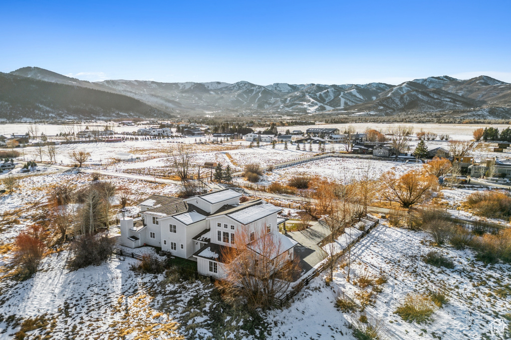 Snowy aerial view with a mountain view