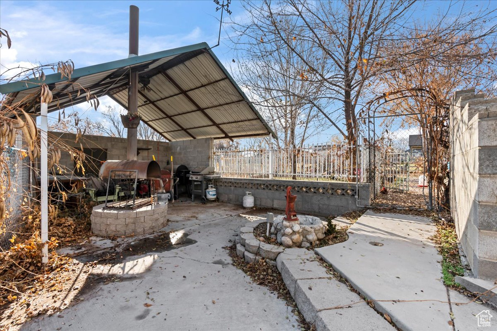 View of patio / terrace with area for grilling