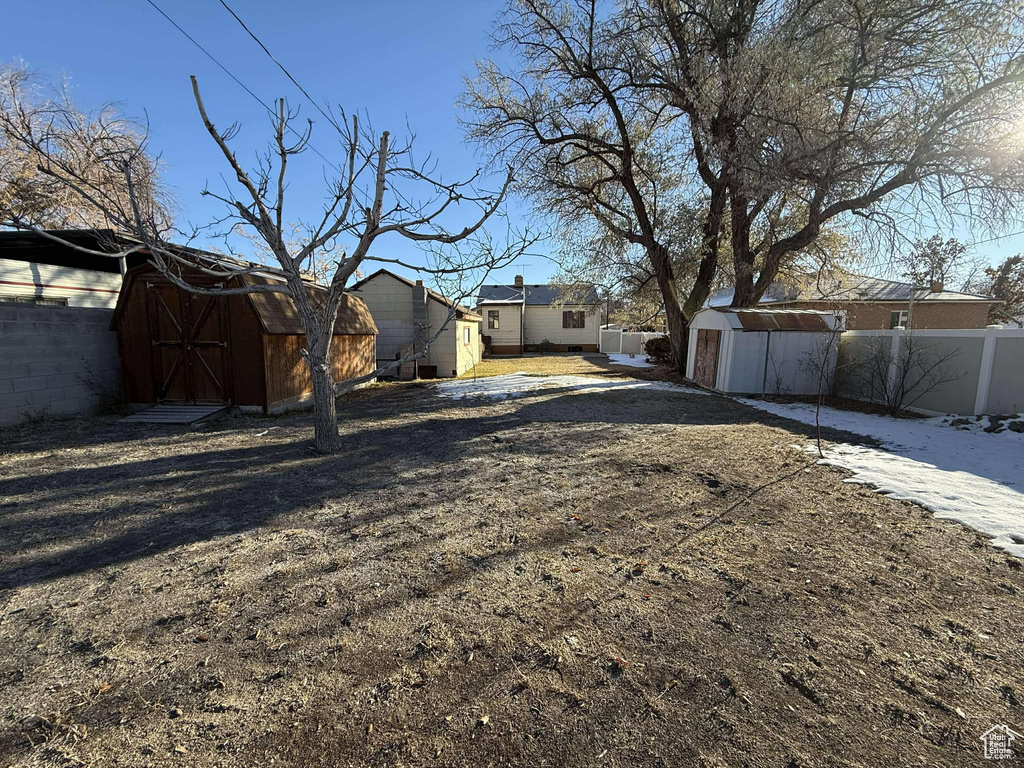 View of yard with a storage shed