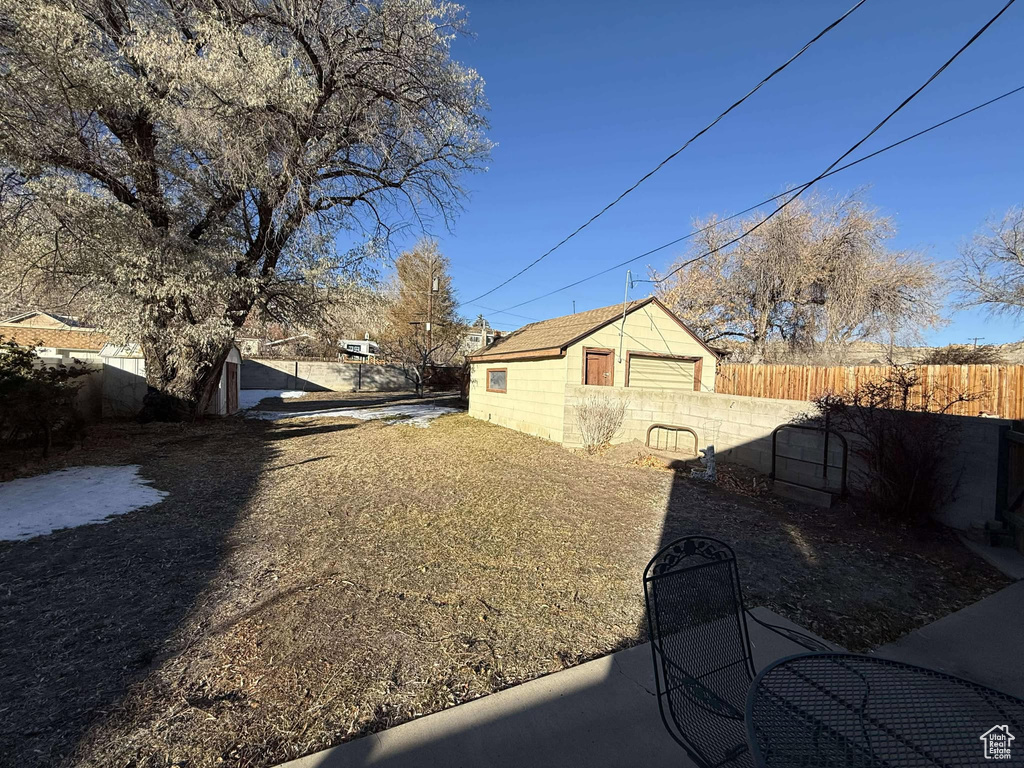 View of yard with an outbuilding