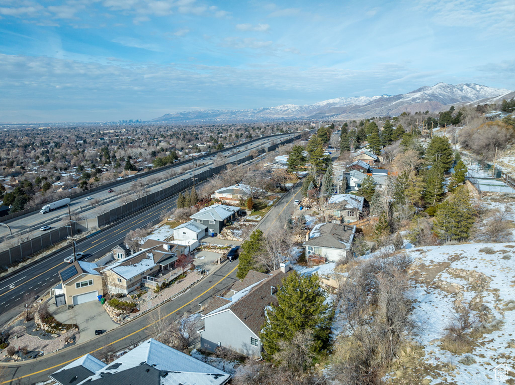 Bird\\\'s eye view with a mountain view