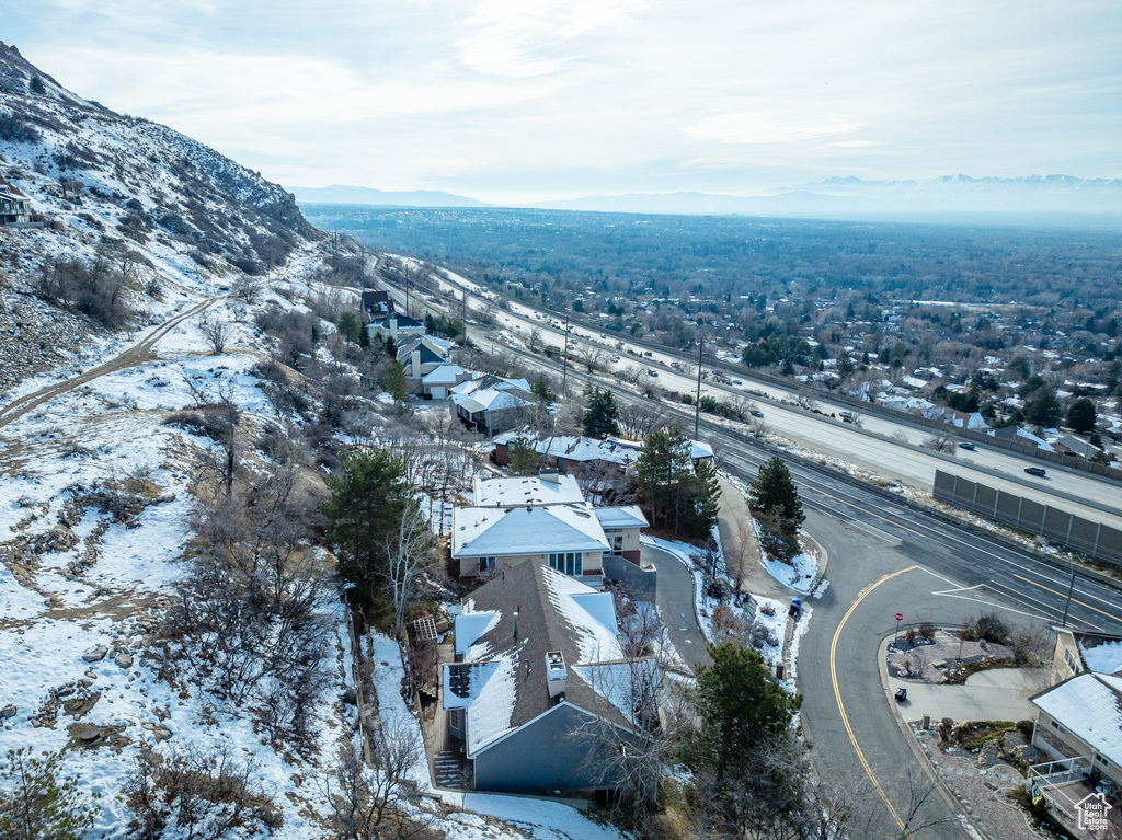 Snowy aerial view with a mountain view