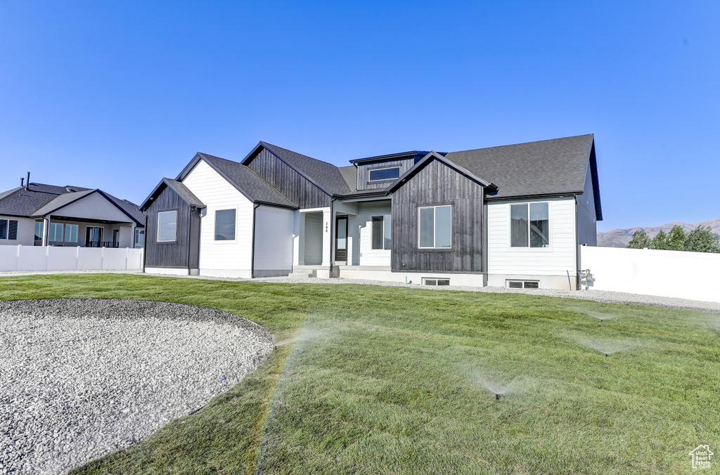 View of front facade with a front yard