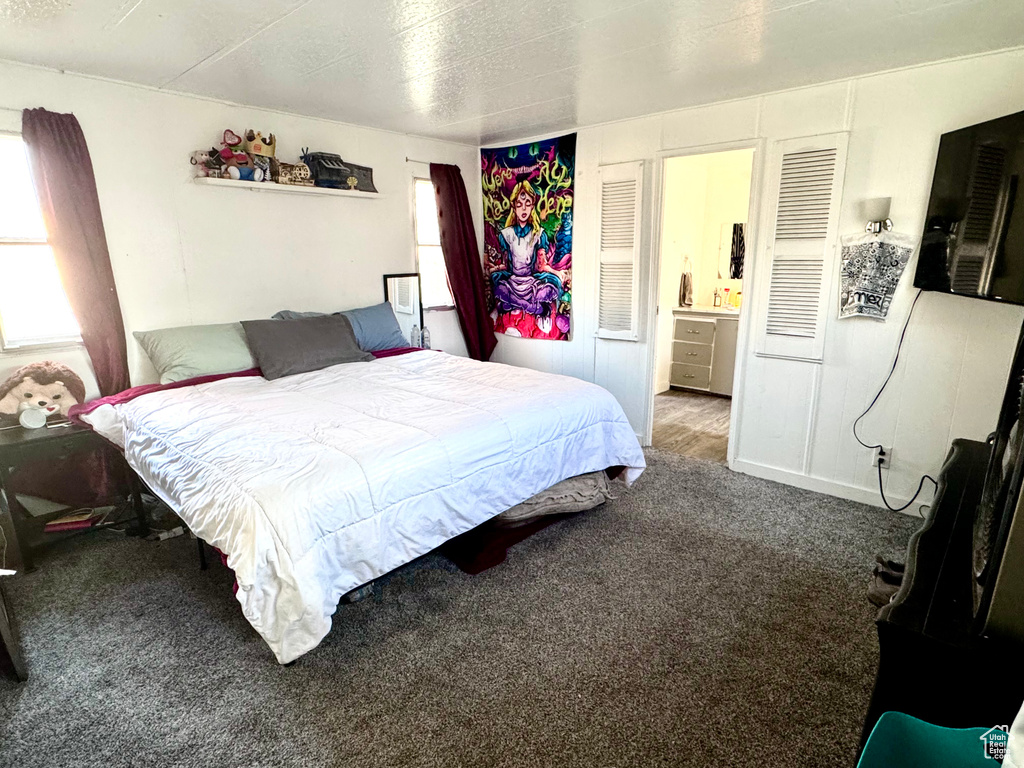 Bedroom with carpet