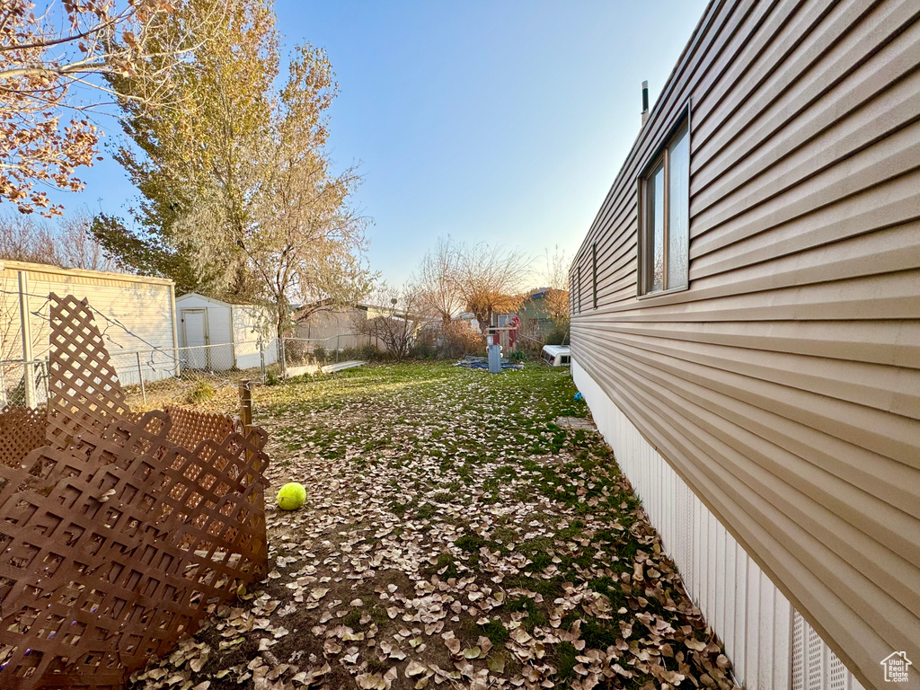 View of yard featuring a shed