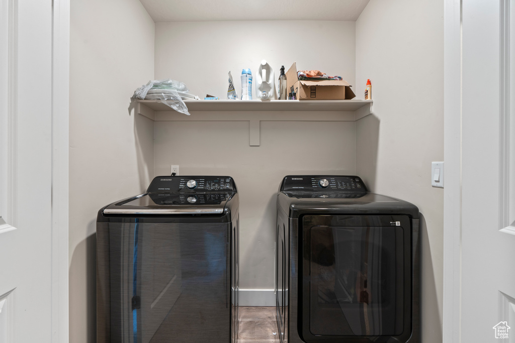 Washroom with washing machine and dryer