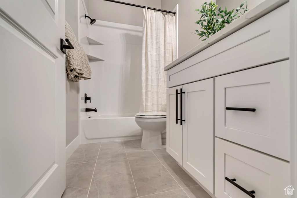 Full bathroom featuring toilet and shower / bath combo