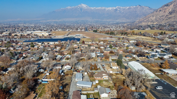 Drone / aerial view featuring a mountain view