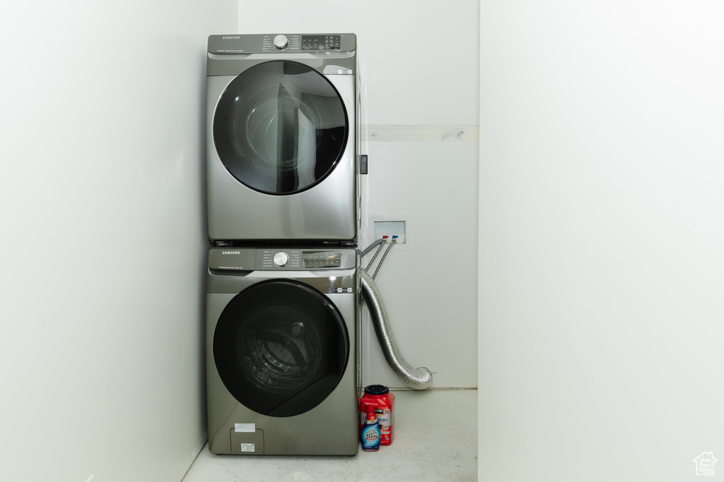 Washroom with stacked washer and clothes dryer