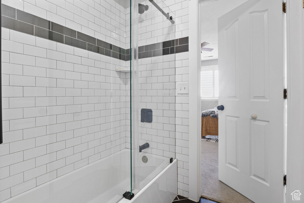 Bathroom with tiled shower / bath