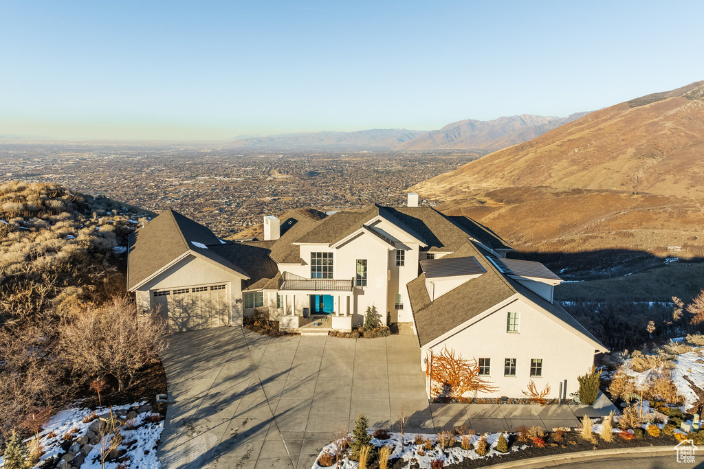 Aerial view with a mountain view