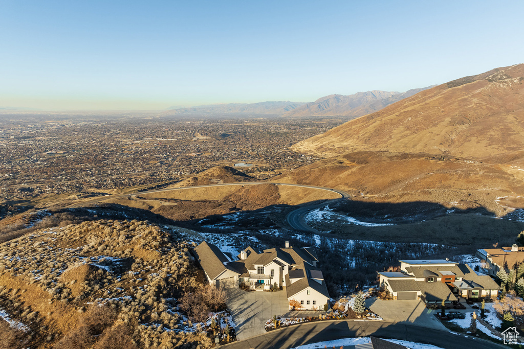 Bird\\\'s eye view with a mountain view