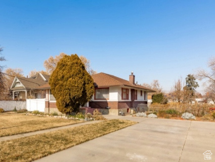 View of front of property featuring a front lawn