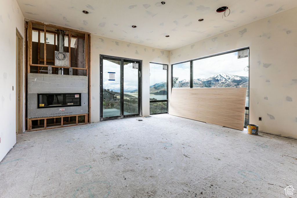Unfurnished living room with a mountain view