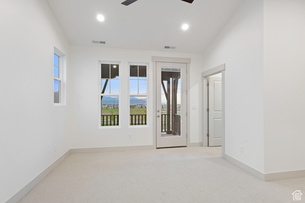 Unfurnished room featuring ceiling fan, light carpet, baseboards, and recessed lighting