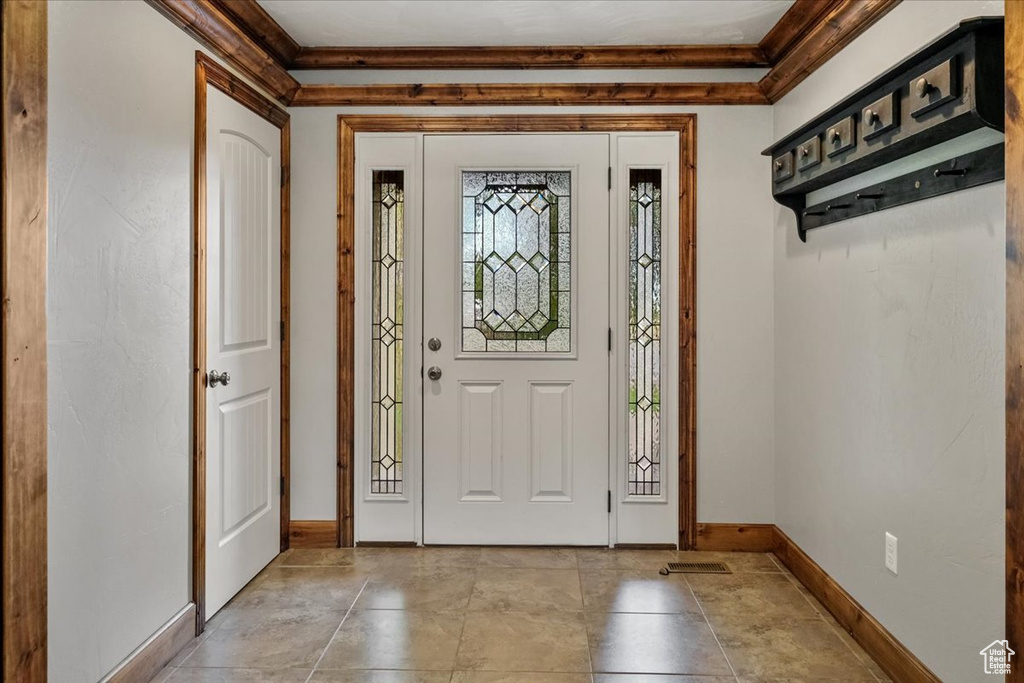 Entrance foyer with crown molding