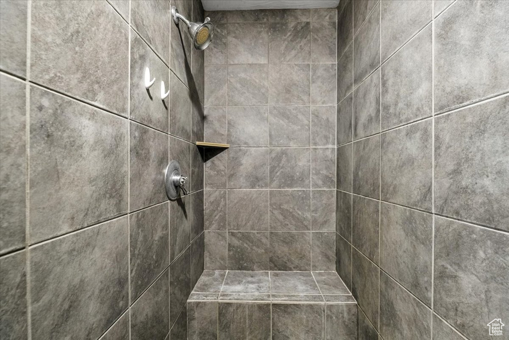 Room details featuring tiled shower
