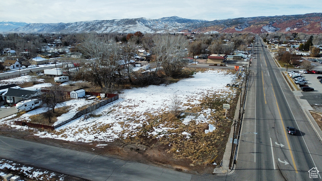 Snowy aerial view featuring a mountain view