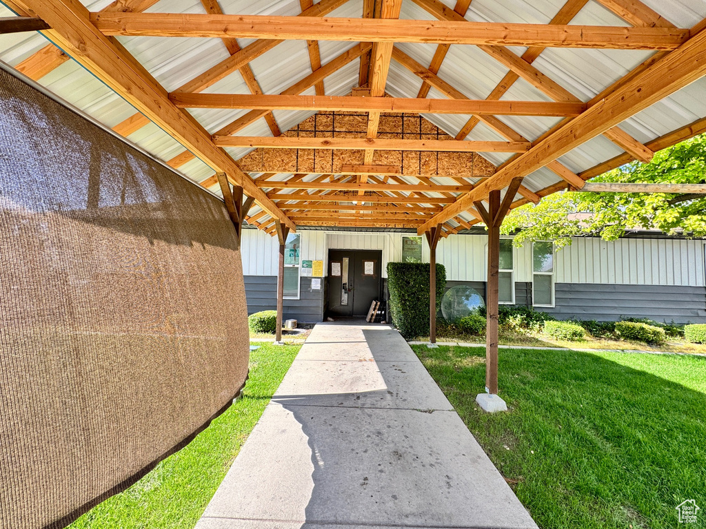 Surrounding community with a yard