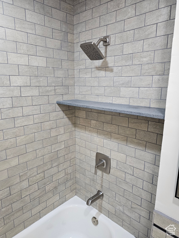 Bathroom with tiled shower / bath combo