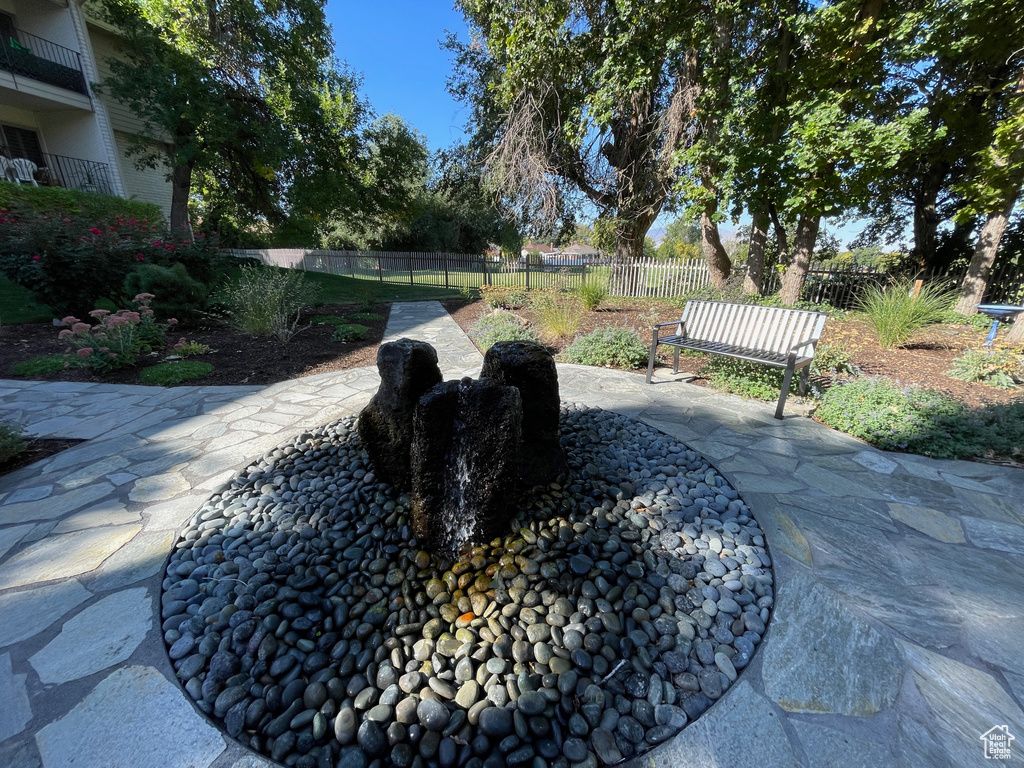 View of property\\\\\\\\\\\\\\\\\\\\\\\\\\\\\\\'s community with a patio area