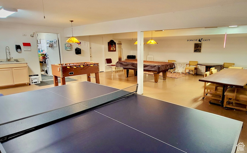 Rec room featuring sink and billiards