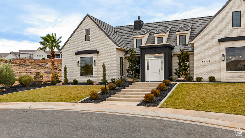 View of front of house featuring a front yard