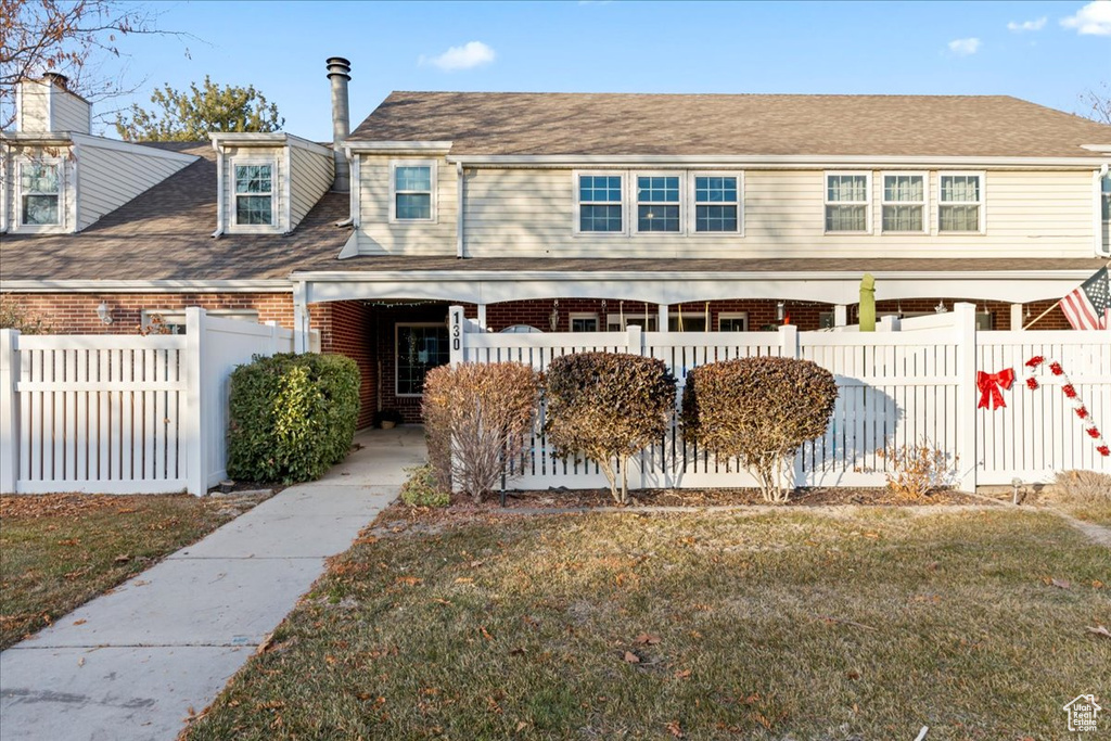 View of front of house featuring a front yard