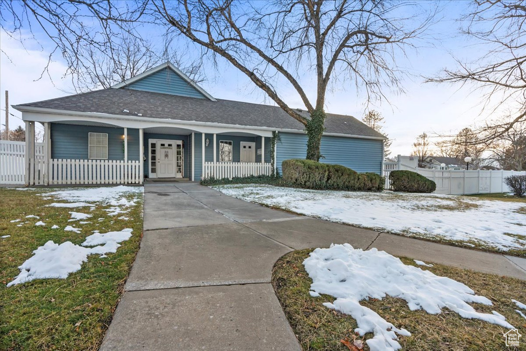 View of front of house featuring a porch