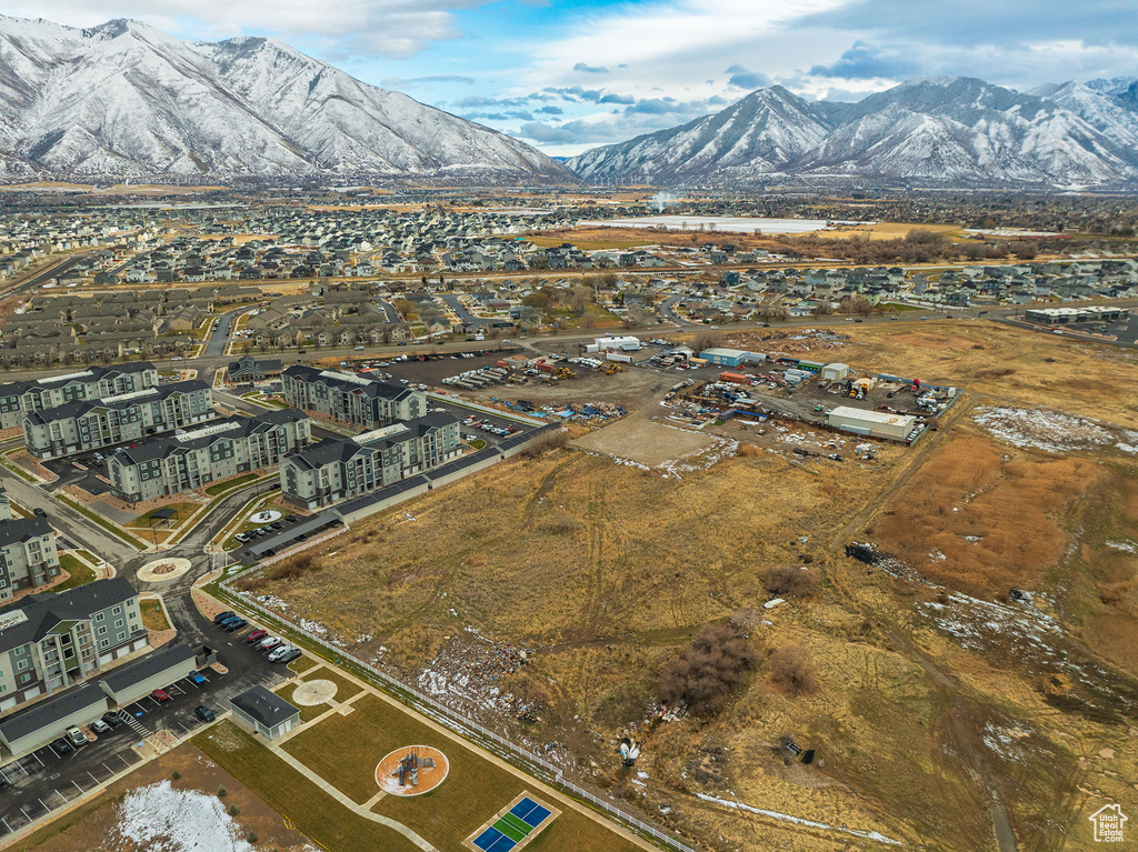Aerial view with a mountain view