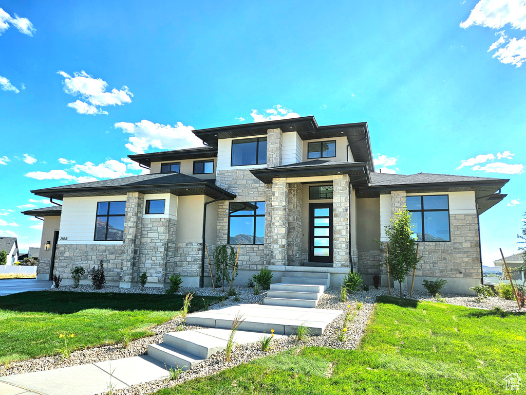 Prairie-style home featuring a front yard