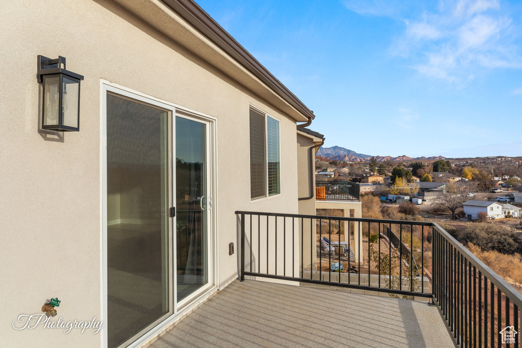 Balcony featuring a mountain view