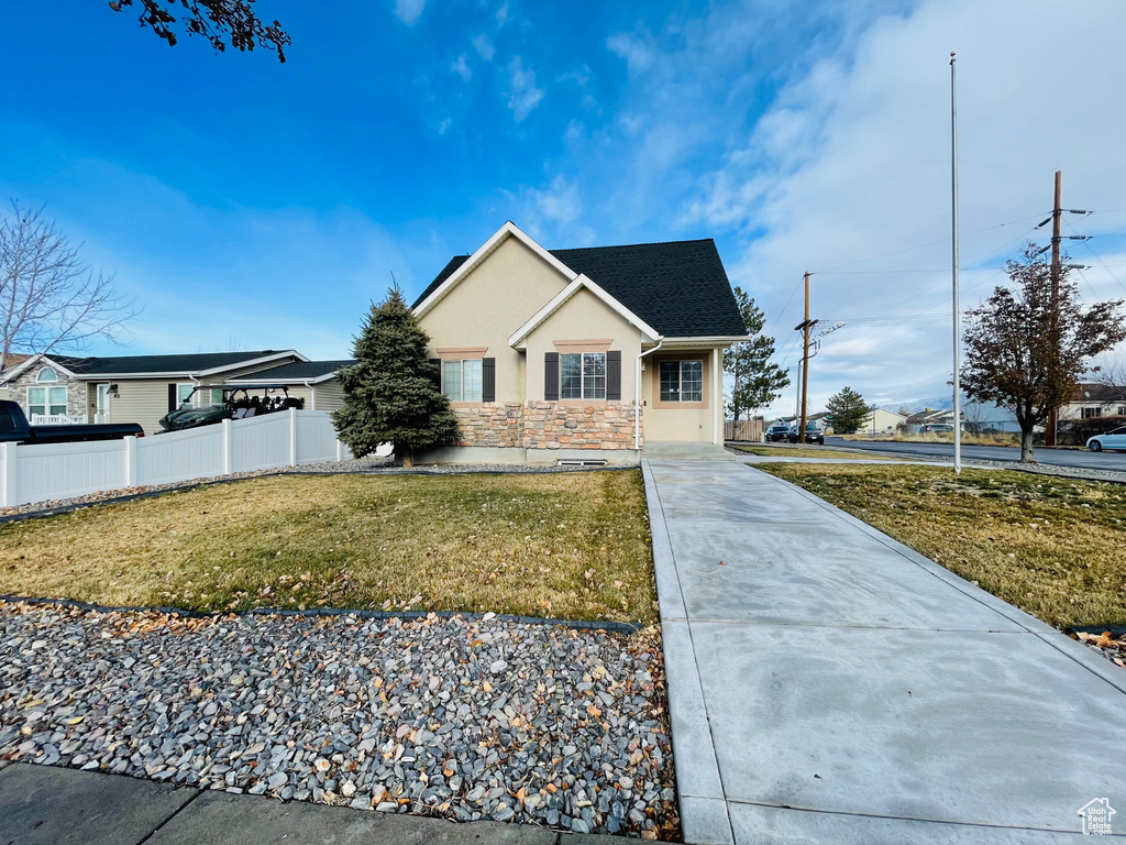 View of front of house featuring a front lawn