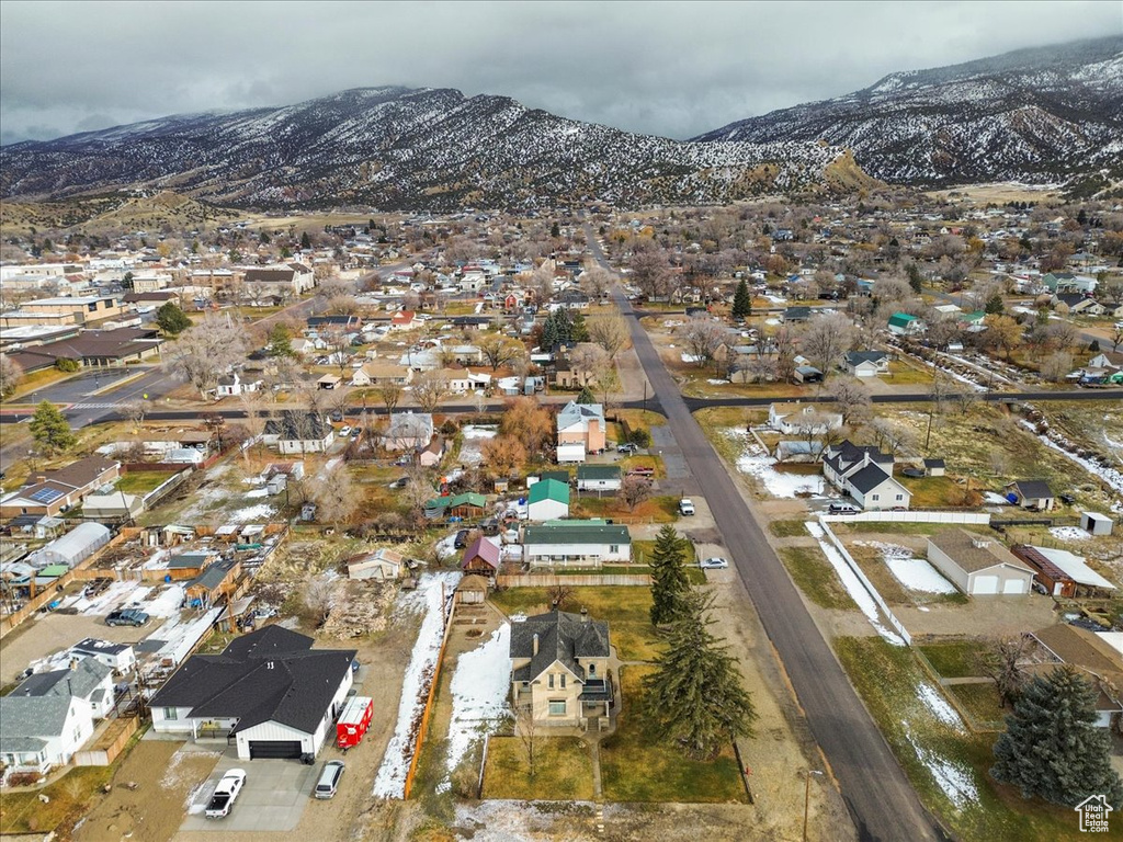 Bird\'s eye view with a mountain view