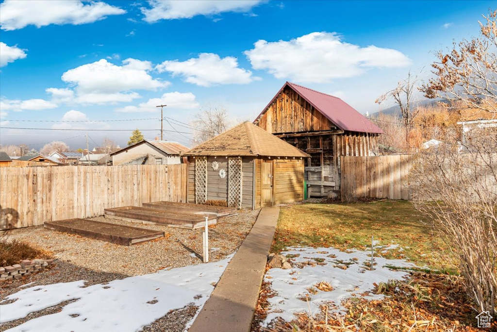 View of yard featuring an outdoor structure