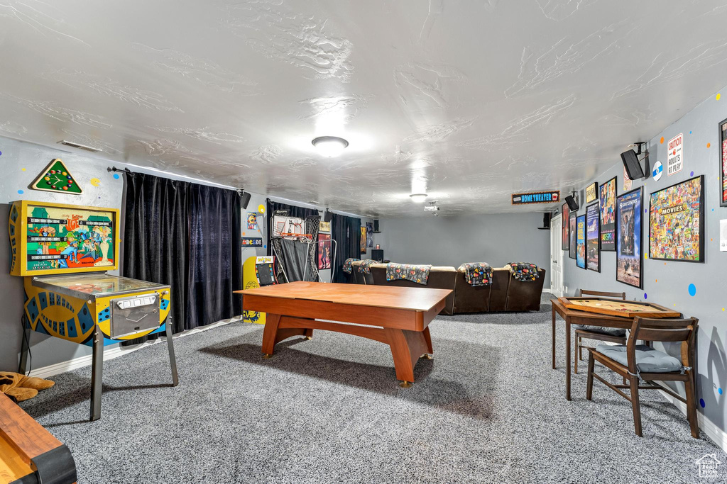 Game room with carpet floors